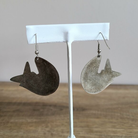 Silver etched metal fish shape earrings. - Picture 4 of 6